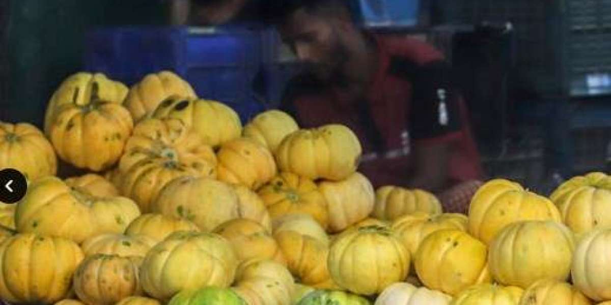 গ্রীষ্মকালীন তাজা ফলের সমারোহে বাজার মুখরিত