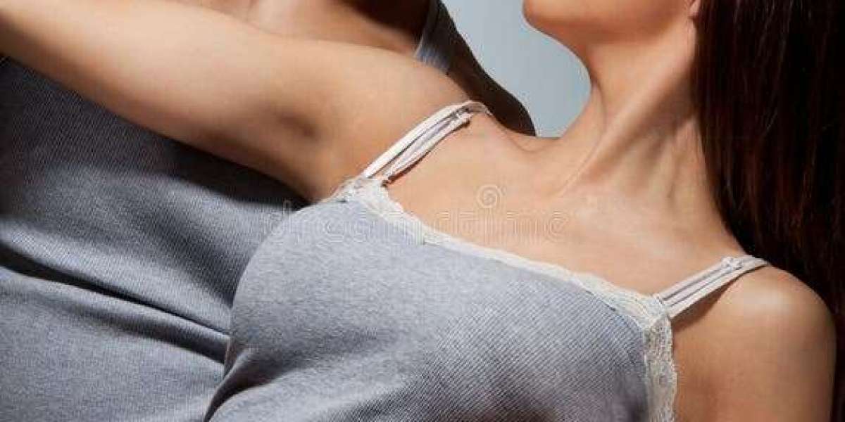 লিফতে আটকে হট