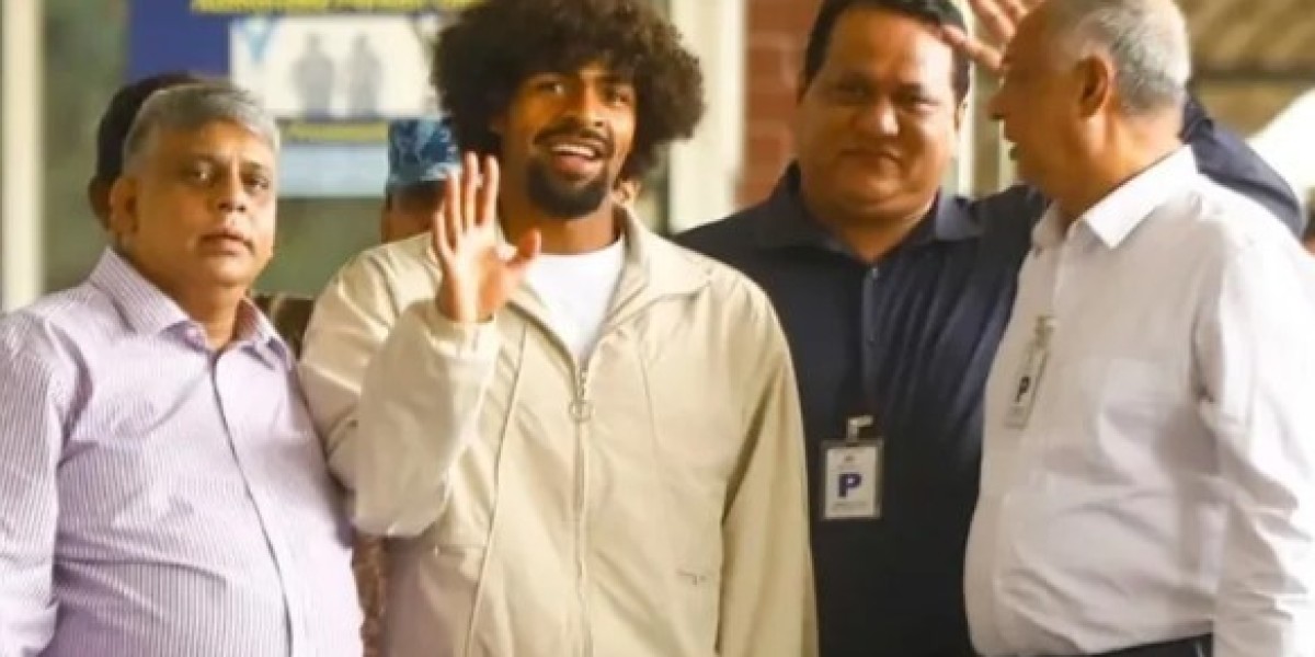 Hamza Chowdhury in Dhaka, fans