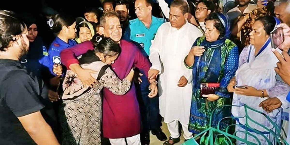 প্যারোলে মুক্তির পর কারাগারে ফিরলেন ।