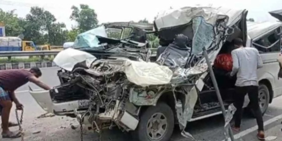Microbus hits truck in Basail, 3 members of same family killed