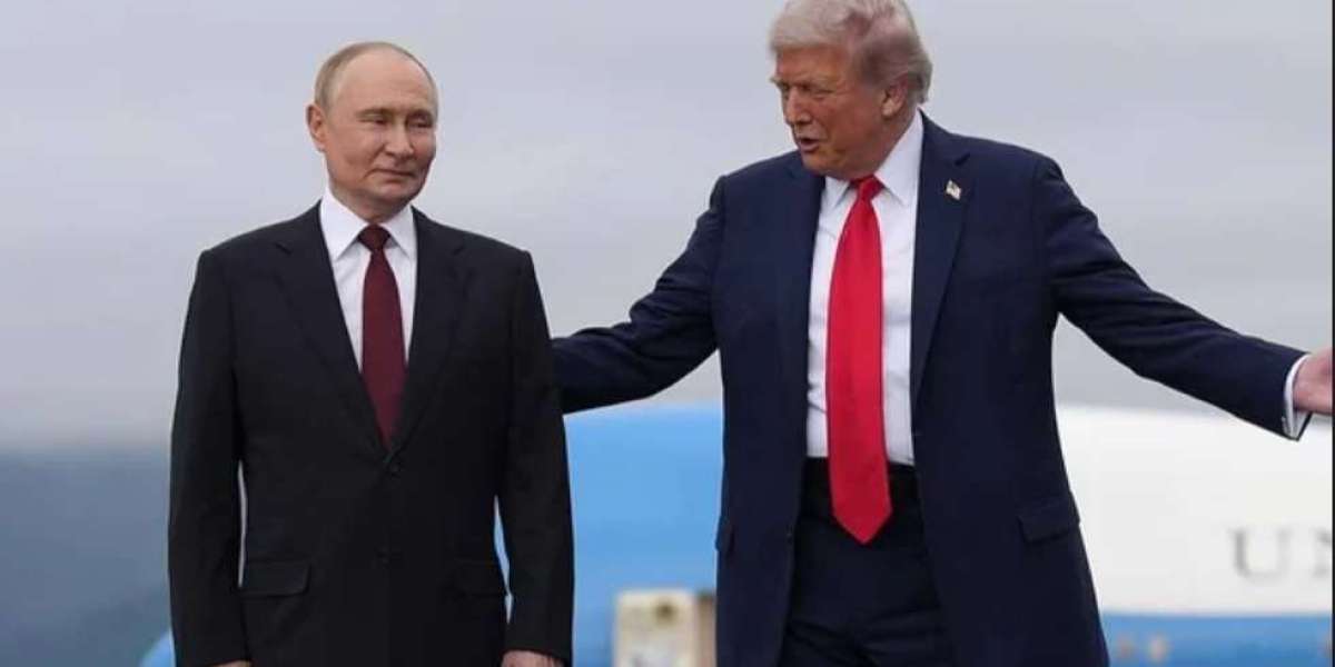 Trump makes shocking 'power move' and flies nuclear bombers over Putin's head at meeting