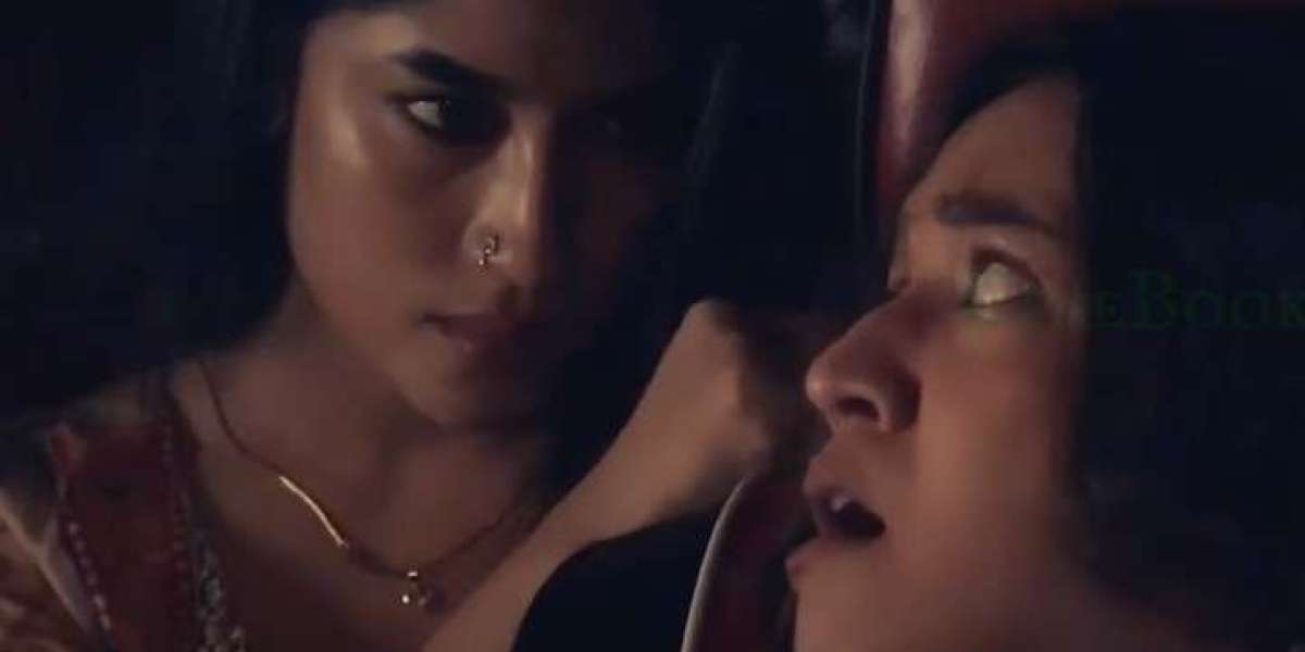 নতুন ওয়েব সিরিজের সাহসিকতা, পরিবারের সামনে না দেখাই ভাল!