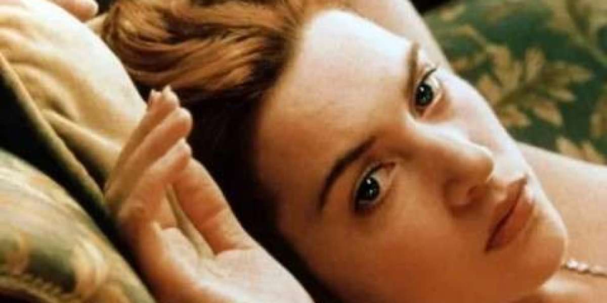 কেট উইন্সলেটের মঞ্চ অভিজ্ঞতা: পোশাক খোলার পর বিব্রতকর পরিস্থিতি