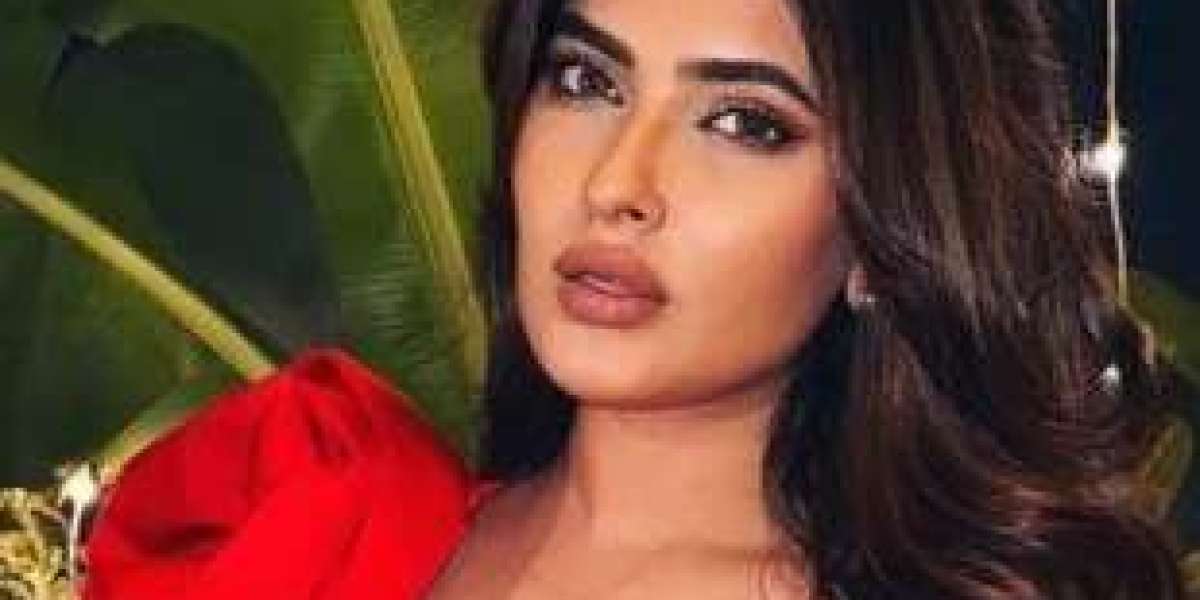 চলন্ত ট্রেন থেকে ঝাঁপ, কেমন আছেন অভিনেত্রী কারিশমা শর্মা